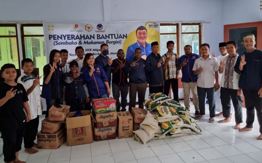 Rico Sia Bagikan Paket Sembako untuk Masyarakat Papua Barat